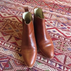 Like new, Nisolo Chelsea Boot, size 8 (fits 7.5)